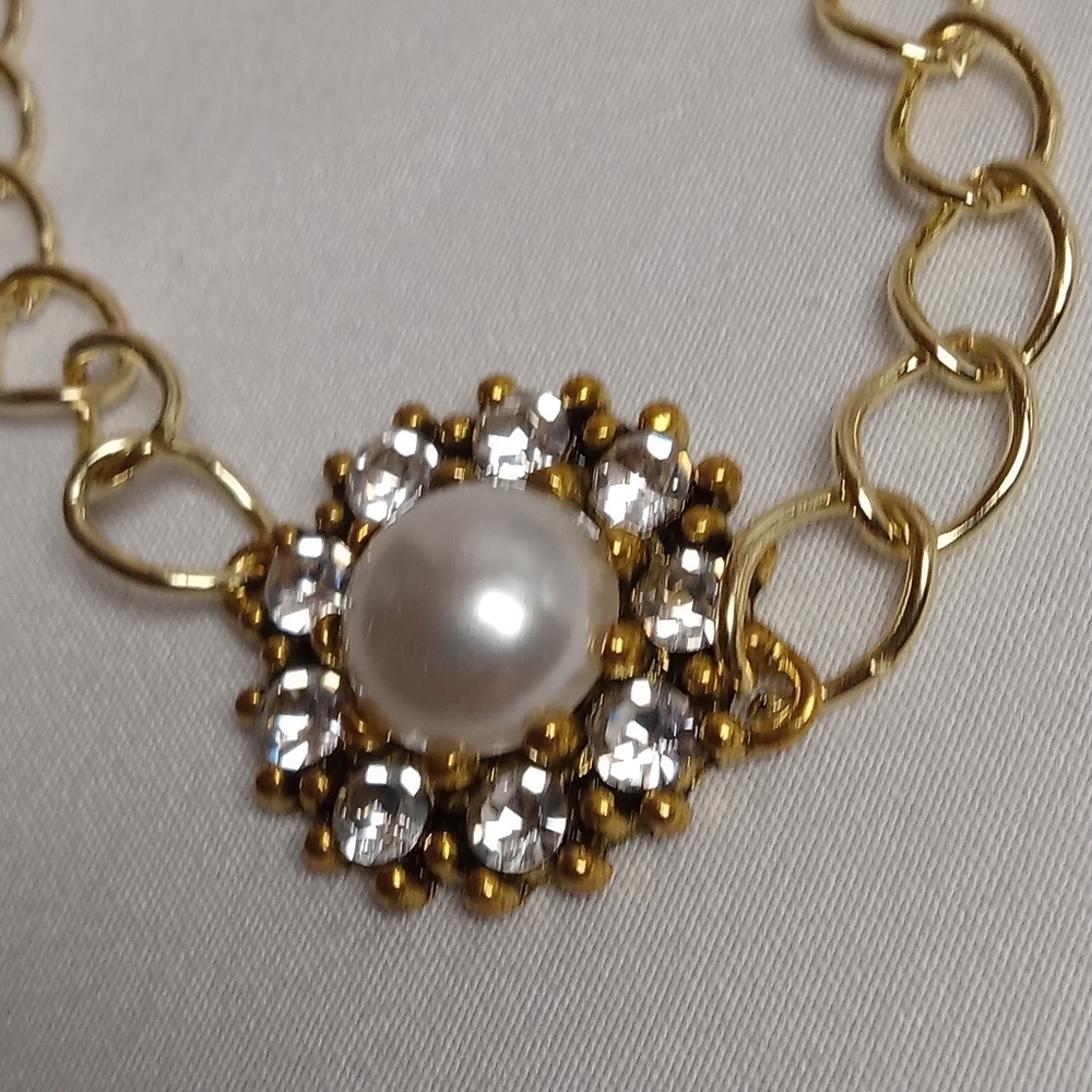 Hand Crafted Gold and Pearl Bracelet with Intricate Detailing - Picture 4 of 5